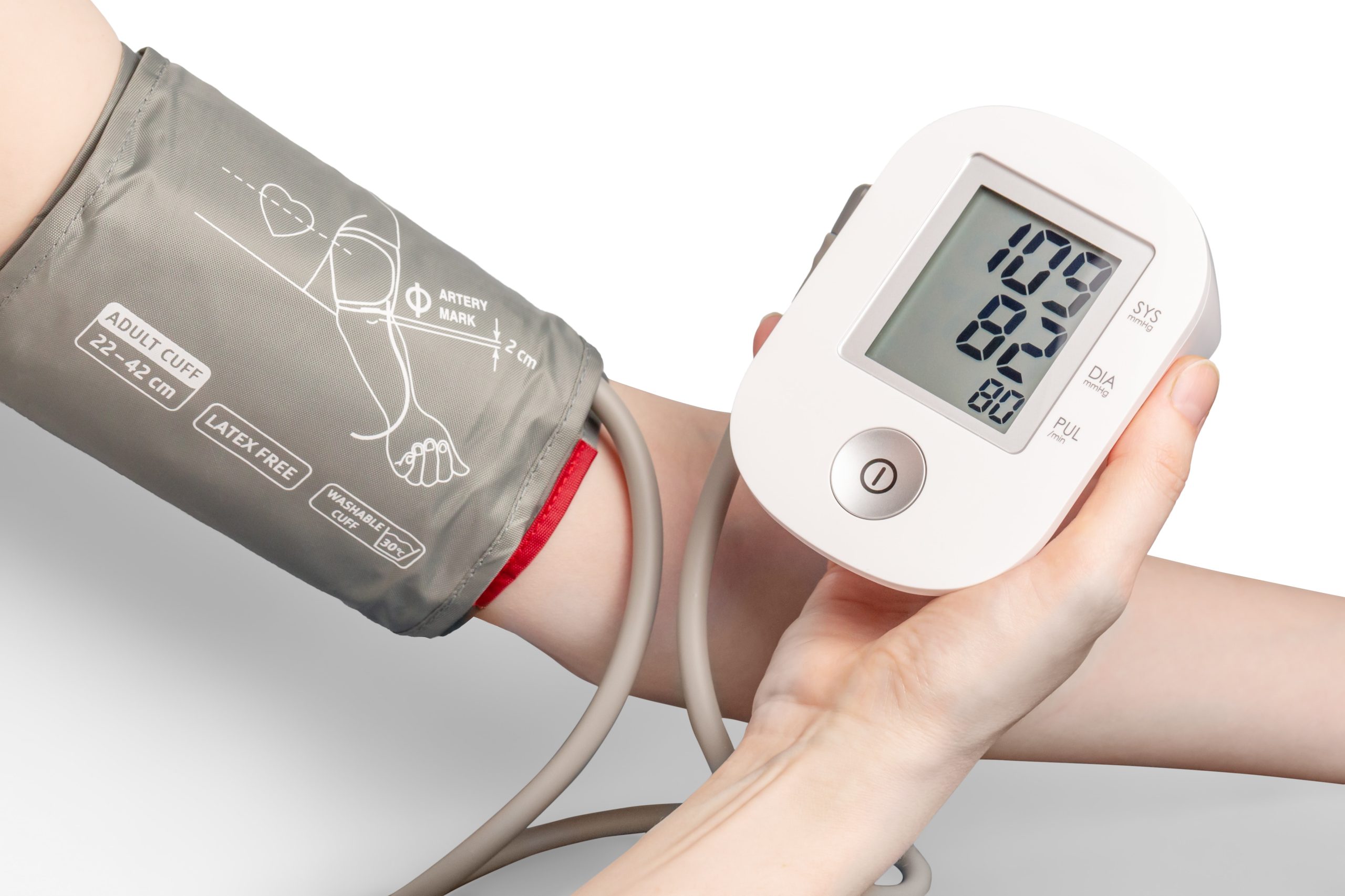 血圧計で血圧を測る女性の腕